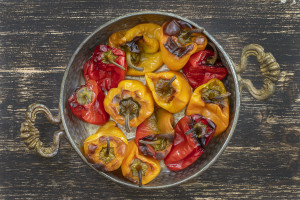 Маринований печений перець